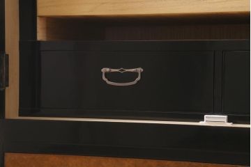 中古　国産　高級家具　桐材　燕子花(カキツバタ)　衣装盆付き　和モダンな和タンス(着物タンス、衣装タンス、重ね箪笥、桐箪笥、桐たんす)(R-041067)