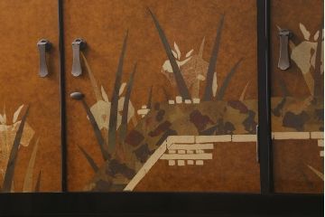 中古　国産　高級家具　桐材　燕子花(カキツバタ)　衣装盆付き　和モダンな和タンス(着物タンス、衣装タンス、重ね箪笥、桐箪笥、桐たんす)(R-041067)