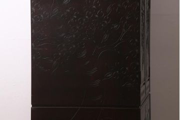 中古　美品　伝統工芸　軽井沢彫り　繊細な桜の図が見事なワードローブ(洋服タンス、チェスト)(R-041071)