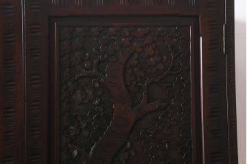中古　美品　伝統工芸　軽井沢彫り　繊細な桜の図が見事なワードローブ(洋服タンス、チェスト)(R-041071)