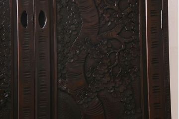 中古　美品　伝統工芸　軽井沢彫り　繊細な桜の図が見事なワードローブ(洋服タンス、チェスト)(R-041071)