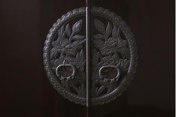 中古　欅産業　手打ち金具　KB-33D　木地呂塗り　高級感が漂う佇まいが魅力的な仙台箪笥(衣装箪笥、和タンス、引き出し)(定価約112万円)(R-041072)