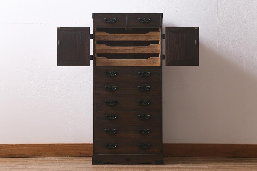 中古　民芸家具　総桐材　梅の金具　衣装盆付き　上品な意匠の小型箪笥(整理箪笥、衣装箪笥、和タンス、桐箪笥、桐たんす)(R-041076)