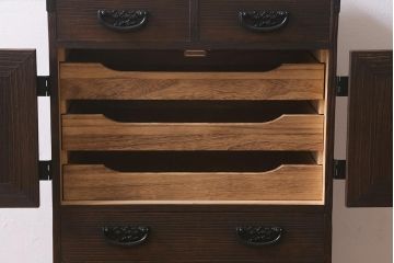 中古　民芸家具　総桐材　梅の金具　衣装盆付き　上品な意匠の小型箪笥(整理箪笥、衣装箪笥、和タンス、桐箪笥、桐たんす)(R-041076)