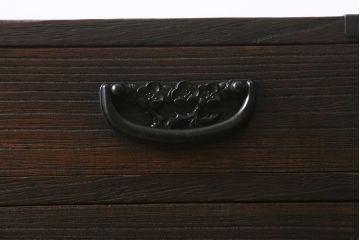 中古　民芸家具　総桐材　梅の金具　衣装盆付き　上品な意匠の小型箪笥(整理箪笥、衣装箪笥、和タンス、桐箪笥、桐たんす)(R-041076)