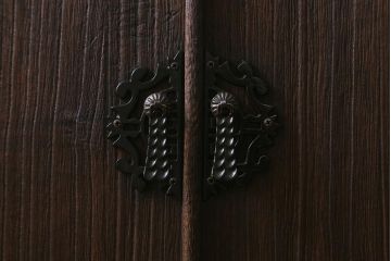 中古　民芸家具　総桐材　梅の金具　衣装盆付き　上品な意匠の小型箪笥(整理箪笥、衣装箪笥、和タンス、桐箪笥、桐たんす)(R-041076)