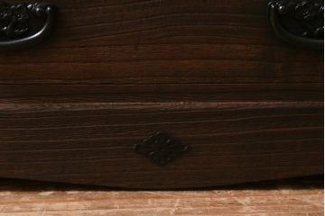 中古　民芸家具　総桐材　梅の金具　衣装盆付き　上品な意匠の小型箪笥(整理箪笥、衣装箪笥、和タンス、桐箪笥、桐たんす)(R-041076)