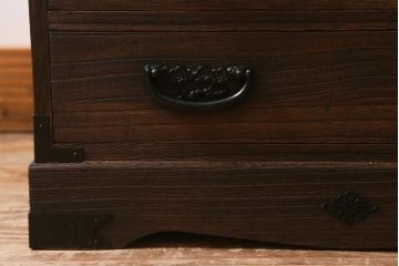 中古　民芸家具　総桐材　梅の金具　衣装盆付き　上品な意匠の小型箪笥(整理箪笥、衣装箪笥、和タンス、桐箪笥、桐たんす)(R-041076)