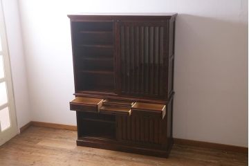 中古　神居民芸家具　カバ材　和モダンな空間づくりにおすすめな食器戸棚(食器棚、水屋、キャビネット)(R-041077)