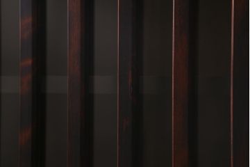 中古　神居民芸家具　カバ材　和モダンな空間づくりにおすすめな食器戸棚(食器棚、水屋、キャビネット)(R-041077)