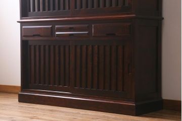 中古　神居民芸家具　カバ材　和モダンな空間づくりにおすすめな食器戸棚(食器棚、水屋、キャビネット)(R-041077)