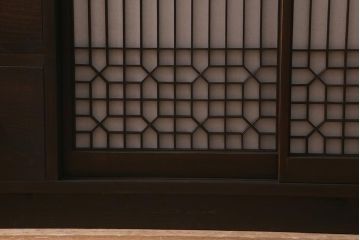 ラフジュ工房オリジナル　古建具リメイク　引き出し付き　障子貼りに組子が映える和モダンなキャビネット(戸棚、リビングボード)(R-041078)