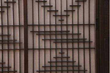 ラフジュ工房オリジナル　古建具リメイク　引き出し付き　風情漂う組子書院戸のキャビネット(戸棚、リビングボード)(R-041079)