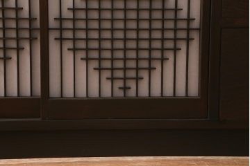ラフジュ工房オリジナル　古建具リメイク　引き出し付き　風情漂う組子書院戸のキャビネット(戸棚、リビングボード)(R-041079)