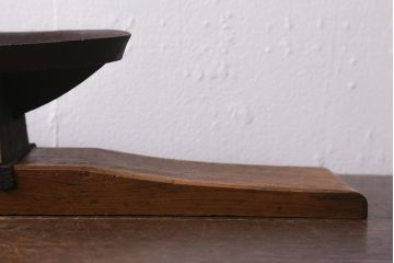 アンティーク雑貨　古民具　鉄製　台付き　古い趣が魅力の薬研(ディスプレイ雑貨)(R-041086)