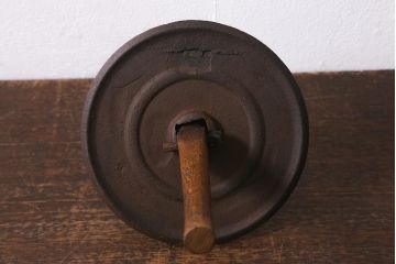 アンティーク雑貨　古民具　鉄製　台付き　古い趣が魅力の薬研(ディスプレイ雑貨)(R-041086)