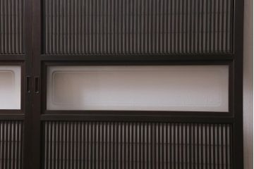 アンティーク建具　和製アンティーク　昭和中期　裏障子付き　深みのある色合いが風情漂う格子戸2枚セット(引き戸、建具)(R-041092)