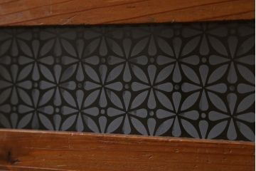 アンティーク家具　昭和初期　前面ヒノキ材　モールガラス入り　レトロな重ね戸棚(収納棚、引き出し、キャビネット)(R-041094)