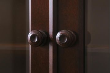 中古　北海道民芸家具　HM165K　高級感漂う上品な佇まいの食器棚(カップボード、キャビネット)(定価約43万円)(R-041096)