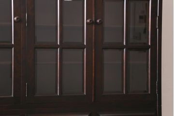 中古　北海道民芸家具　HM165K　高級感漂う上品な佇まいの食器棚(カップボード、キャビネット)(定価約43万円)(R-041096)