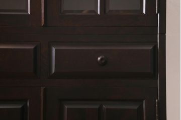 中古　北海道民芸家具　HM165K　高級感漂う上品な佇まいの食器棚(カップボード、キャビネット)(定価約43万円)(R-041096)