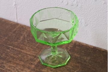 アンティーク雑貨　ウランガラスのレトロなアイスクリームコップ(氷コップ)(R-041103)
