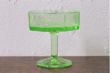アンティーク雑貨　ウランガラスのレトロなアイスクリームコップ(氷コップ)(R-041103)