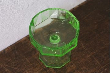 アンティーク雑貨　ウランガラスのレトロなアイスクリームコップ(氷コップ)(R-041103)