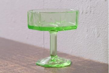 アンティーク雑貨　ウランガラスのレトロなアイスクリームコップ(氷コップ)(R-041103)