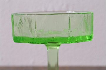 アンティーク雑貨　ウランガラスのレトロなアイスクリームコップ(氷コップ)(R-041103)