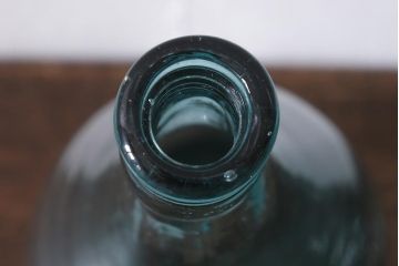 アンティーク雑貨　戦前　明治大正　希少!　ねじ込みふた　ガラス蓋付き一升瓶(硝子瓶、ガラスビン)(R-041109)