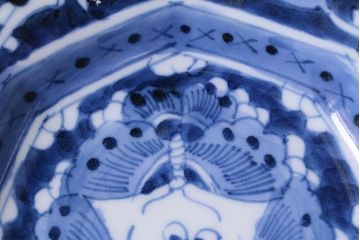 アンティーク雑貨　江戸明治期　蝶文染付変形皿2枚(中皿)(R-041119)