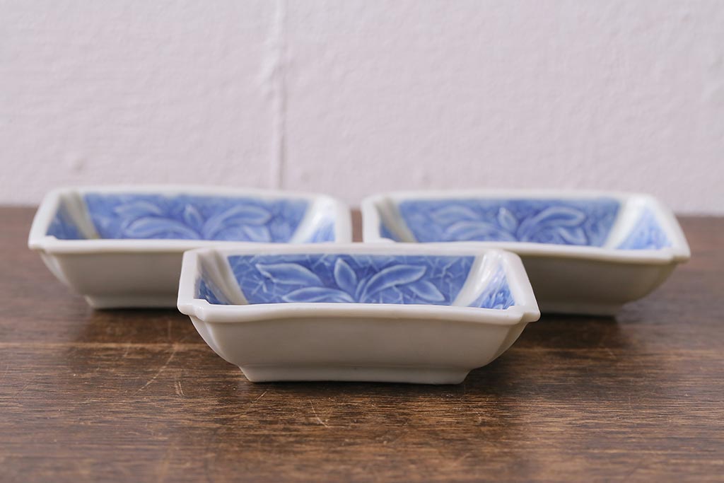 アンティーク雑貨　幕末明治期　陽刻　鳥文　洋食器とも合わせやすい柄の小皿3枚セット(角皿)(R-041122)