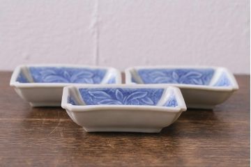 アンティーク雑貨　幕末明治期　陽刻　鳥文　洋食器とも合わせやすい柄の小皿3枚セット(角皿)(R-041122)