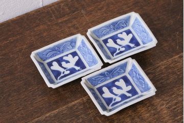 アンティーク雑貨　幕末明治期　陽刻　鳥文　洋食器とも合わせやすい柄の小皿3枚セット(角皿)(R-041122)
