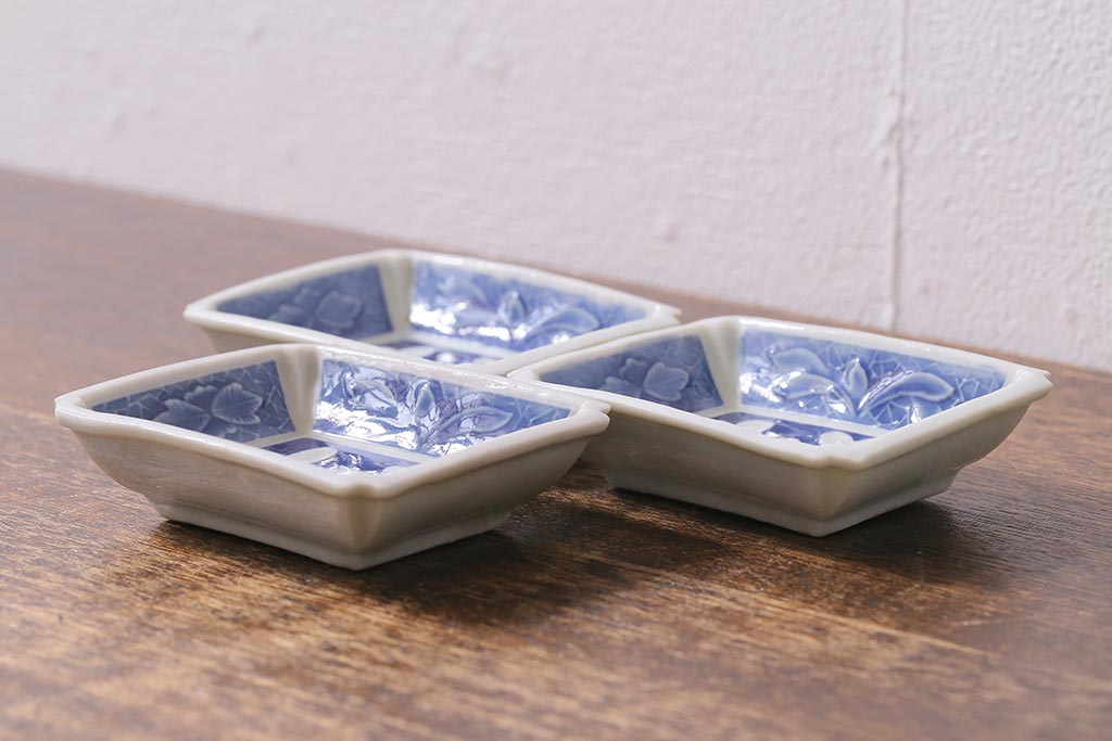 アンティーク雑貨　幕末明治期　陽刻　鳥文　洋食器とも合わせやすい柄の小皿3枚セット(角皿)(R-041122)