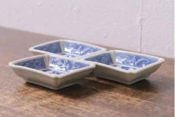 アンティーク雑貨　幕末明治期　陽刻　鳥文　洋食器とも合わせやすい柄の小皿3枚セット(角皿)(R-041122)