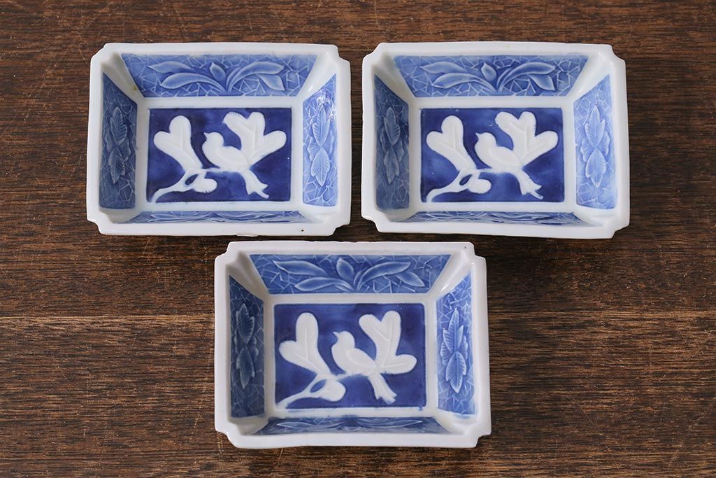 アンティーク雑貨　幕末明治期　陽刻　鳥文　洋食器とも合わせやすい柄の小皿3枚セット(角皿)(R-041122)