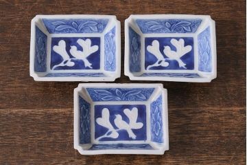 アンティーク雑貨　幕末明治期　陽刻　鳥文　洋食器とも合わせやすい柄の小皿3枚セット(角皿)(R-041122)