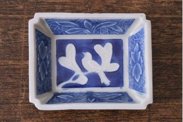 アンティーク雑貨　幕末明治期　陽刻　鳥文　洋食器とも合わせやすい柄の小皿3枚セット(角皿)(R-041122)