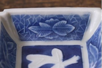 アンティーク雑貨　幕末明治期　陽刻　鳥文　洋食器とも合わせやすい柄の小皿3枚セット(角皿)(R-041122)