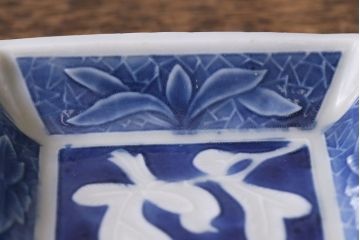 アンティーク雑貨　幕末明治期　陽刻　鳥文　洋食器とも合わせやすい柄の小皿3枚セット(角皿)(R-041122)