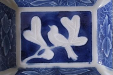 アンティーク雑貨　幕末明治期　陽刻　鳥文　洋食器とも合わせやすい柄の小皿3枚セット(角皿)(R-041122)