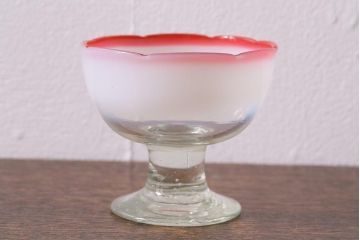アンティーク雑貨　レトロ　大正期　赤縁乳白暈し　氷コップ(吹ガラス、コンポート)(R-041125)