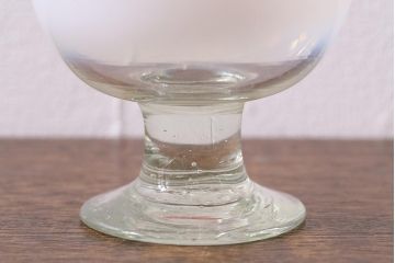 アンティーク雑貨　レトロ　大正期　赤縁乳白暈し　氷コップ(吹ガラス、コンポート)(R-041125)