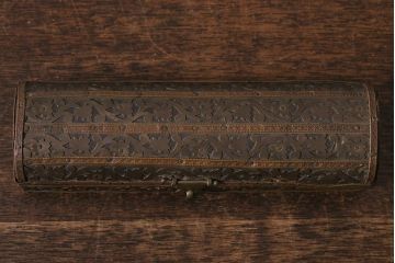 アンティーク雑貨　イギリスアンティーク　クラシカルな小箱(ペンケース、小物入れ)(R-041128)