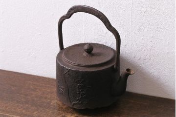 アンティーク雑貨　昭和初期　南部鉄器　天祐堂　梅の図　古い鉄瓶(鉄ビン、茶道具)(R-041132)