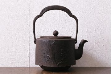 アンティーク雑貨　昭和初期　南部鉄器　天祐堂　梅の図　古い鉄瓶(鉄ビン、茶道具)(R-041132)
