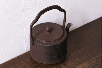 アンティーク雑貨　昭和初期　南部鉄器　天祐堂　梅の図　古い鉄瓶(鉄ビン、茶道具)(R-041132)