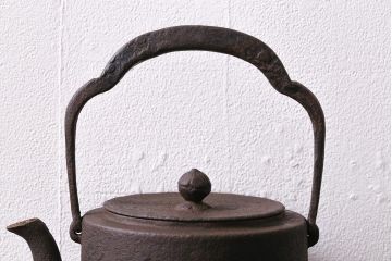 アンティーク雑貨　昭和初期　南部鉄器　天祐堂　梅の図　古い鉄瓶(鉄ビン、茶道具)(R-041132)